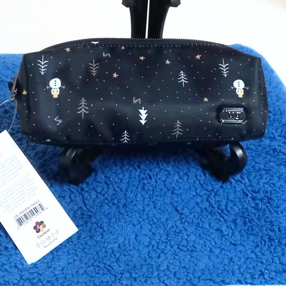 lug Bags Lug Jib Zip Pouch Snowman Trees New With Tags Poshmark